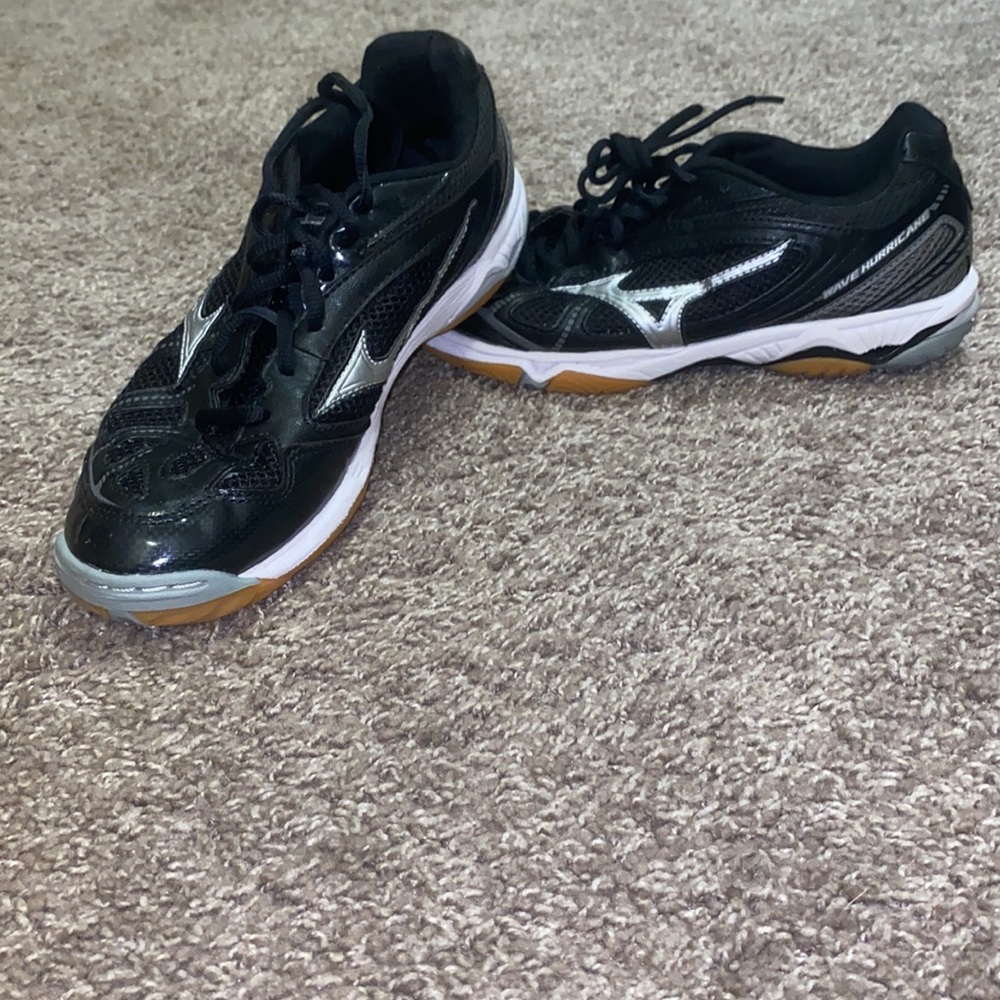 Mizuno indoor volleyball shoes wave hurricane.